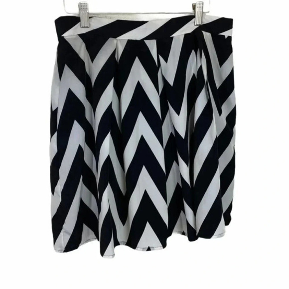 buttons L black/white clock block chevron‎ skirt